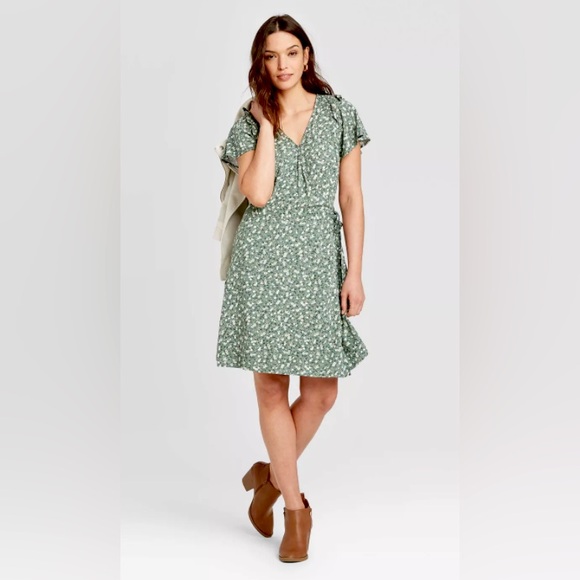 Universal Thread Green Floral Wrap Dress - Picture 1 of 6